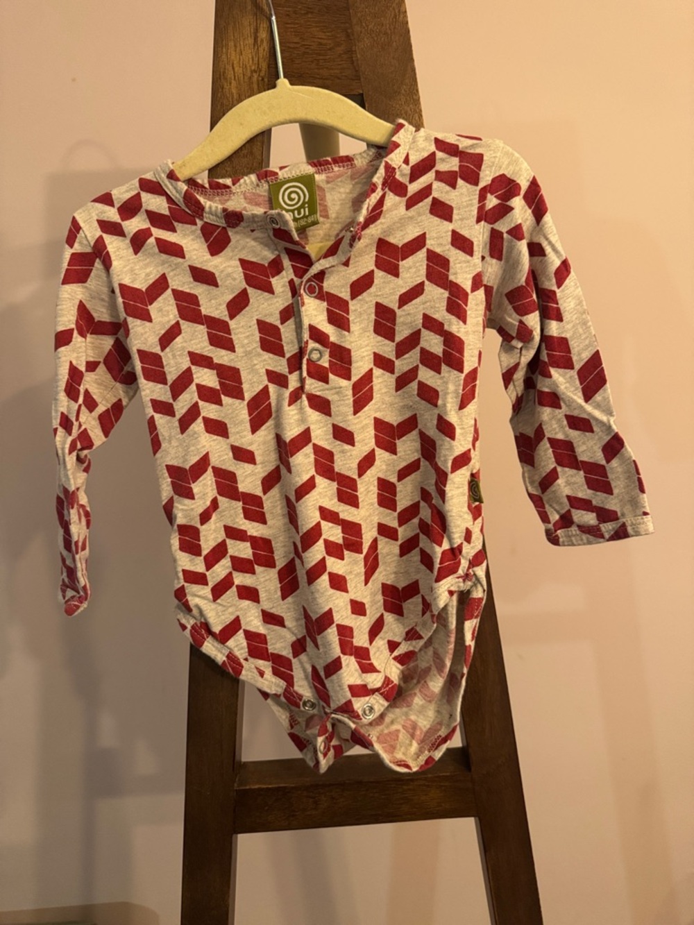 Nui Long-Sleeve Henley Bodysuit in Red and Cream Geo Print